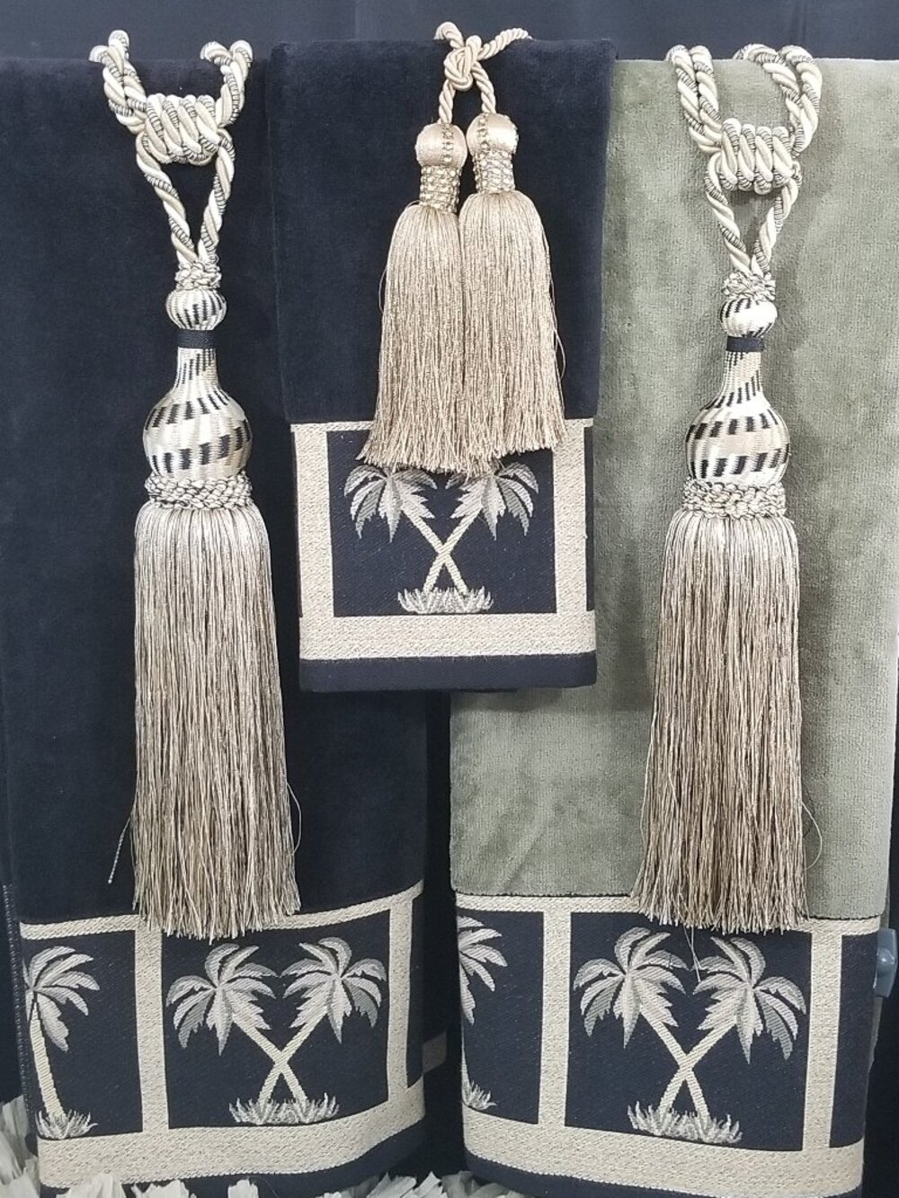 San Isidro Rare Set of 100% embroidered towels - EUC Decor Black/Sage